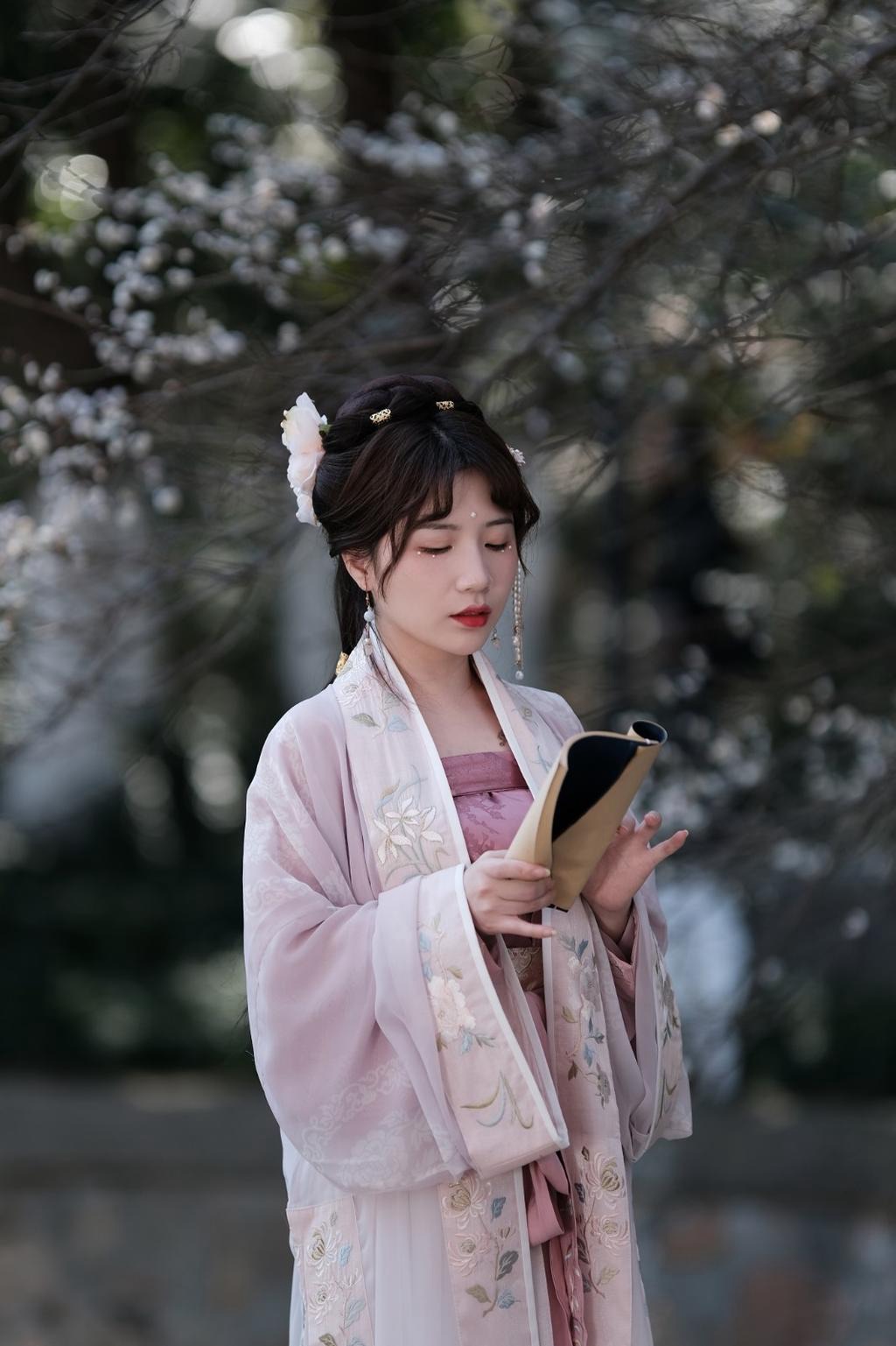 汉服美女桃花树下唯美浪漫图片