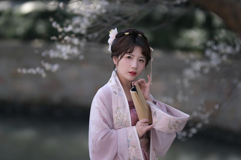 汉服美女桃花树下唯美浪漫图片