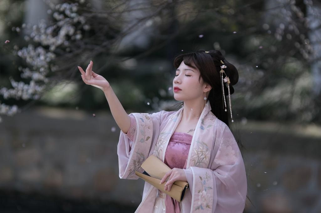汉服美女桃花树下唯美浪漫图片
