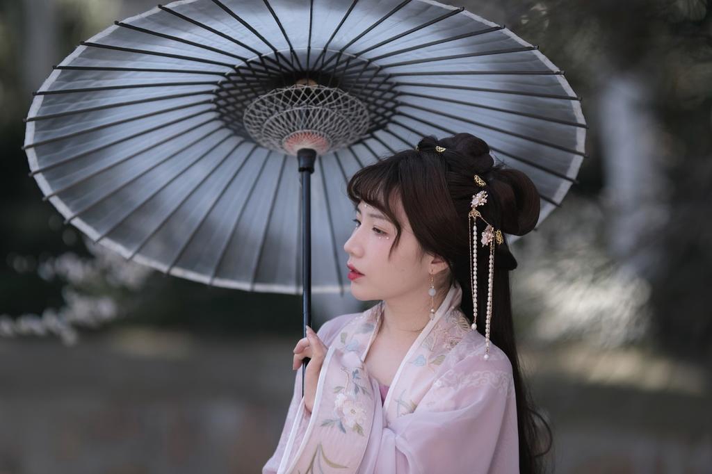 汉服美女桃花树下唯美浪漫图片