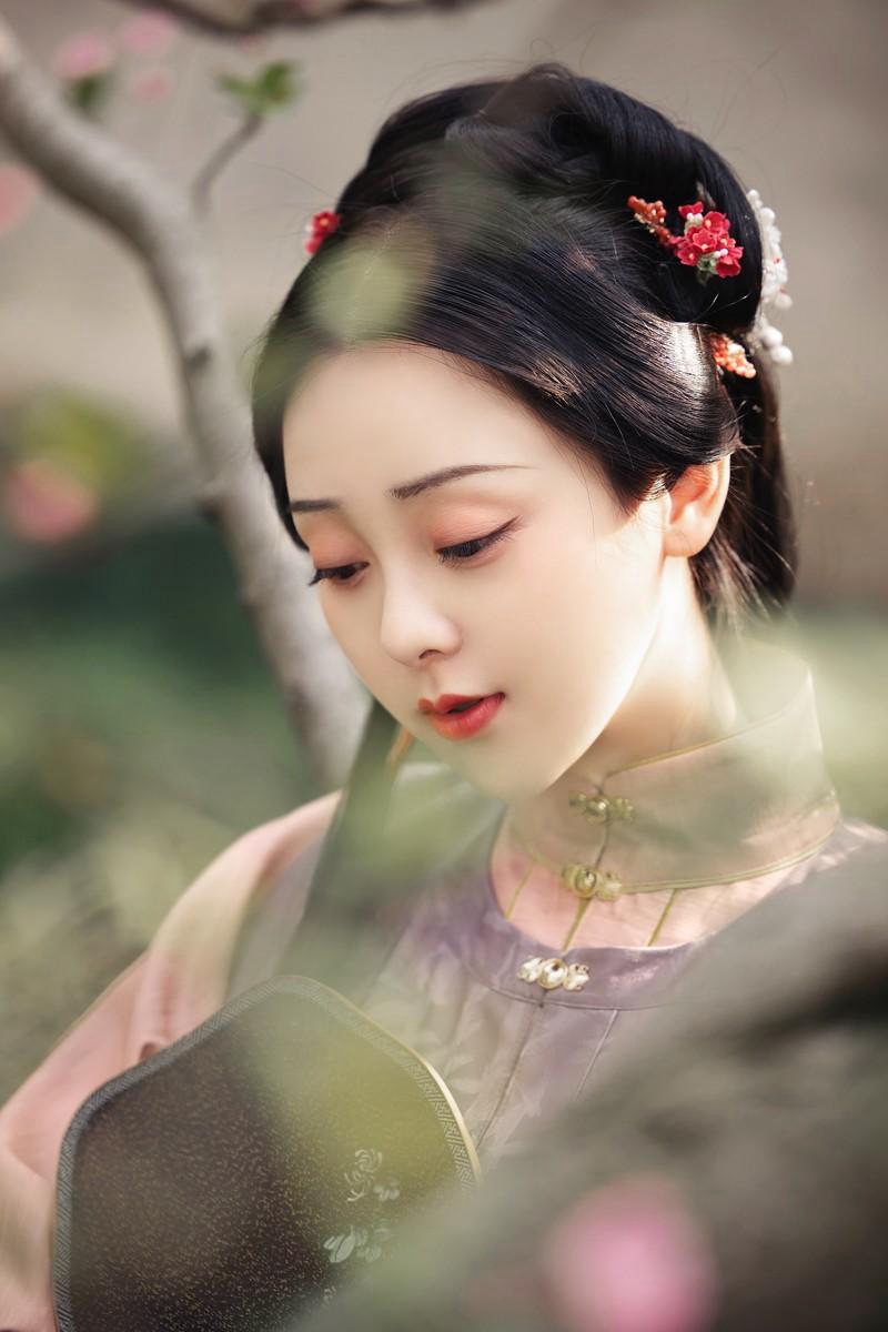 汉服美女柳叶眉桃花眼唯美写真