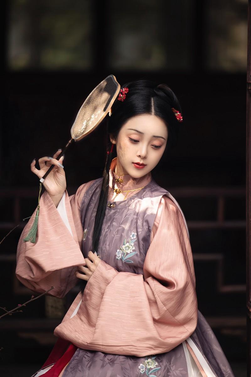 汉服美女柳叶眉桃花眼唯美写真