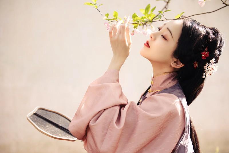 汉服美女柳叶眉桃花眼唯美写真