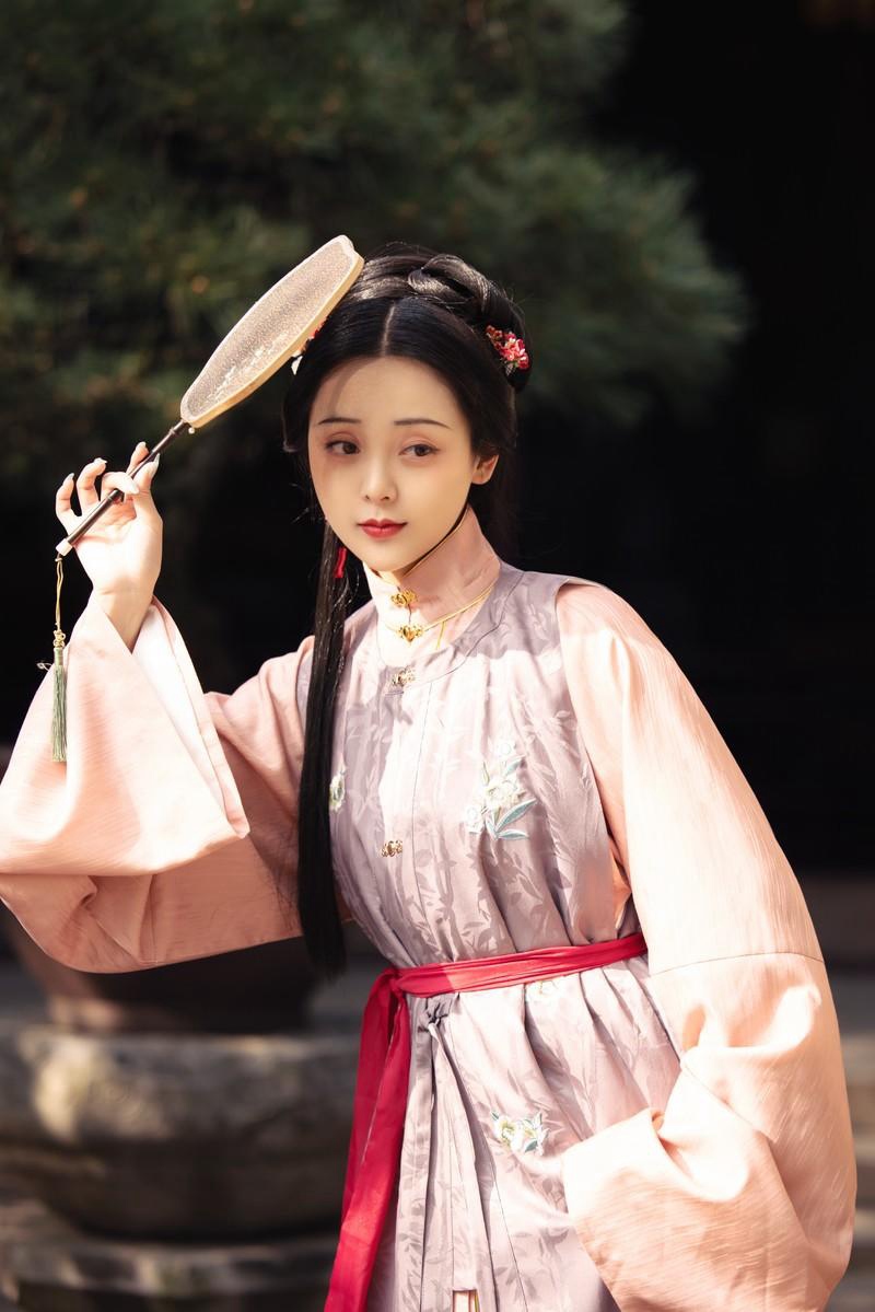 汉服美女柳叶眉桃花眼唯美写真