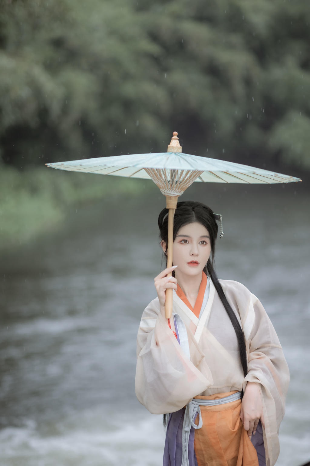 小溪边的古装美女饮茶赏景图片