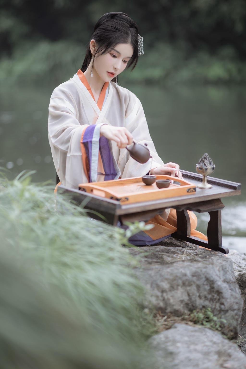 小溪边的古装美女饮茶赏景图片