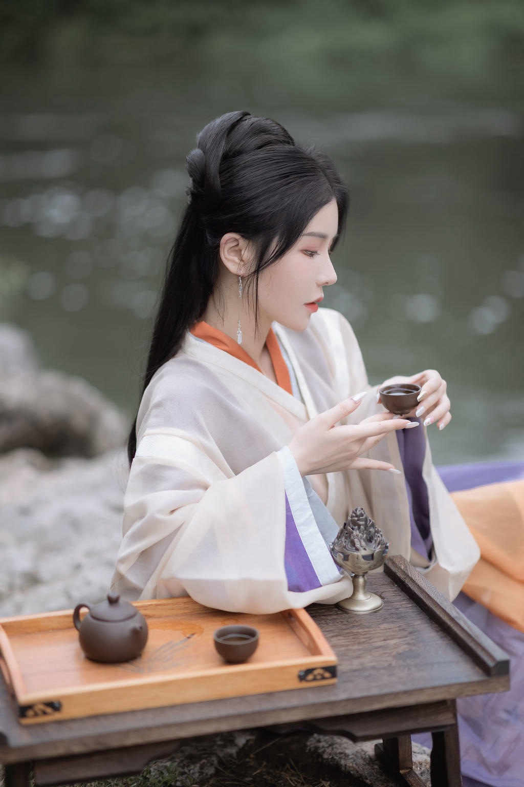 小溪边的古装美女饮茶赏景图片
