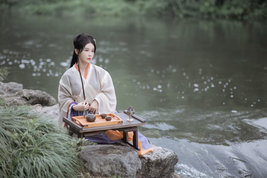 小溪边的古装美女饮茶赏景图片