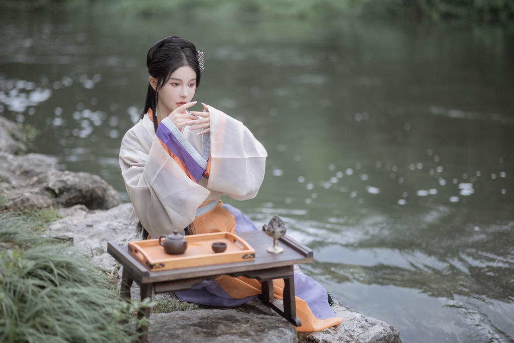 小溪边的古装美女饮茶赏景图片