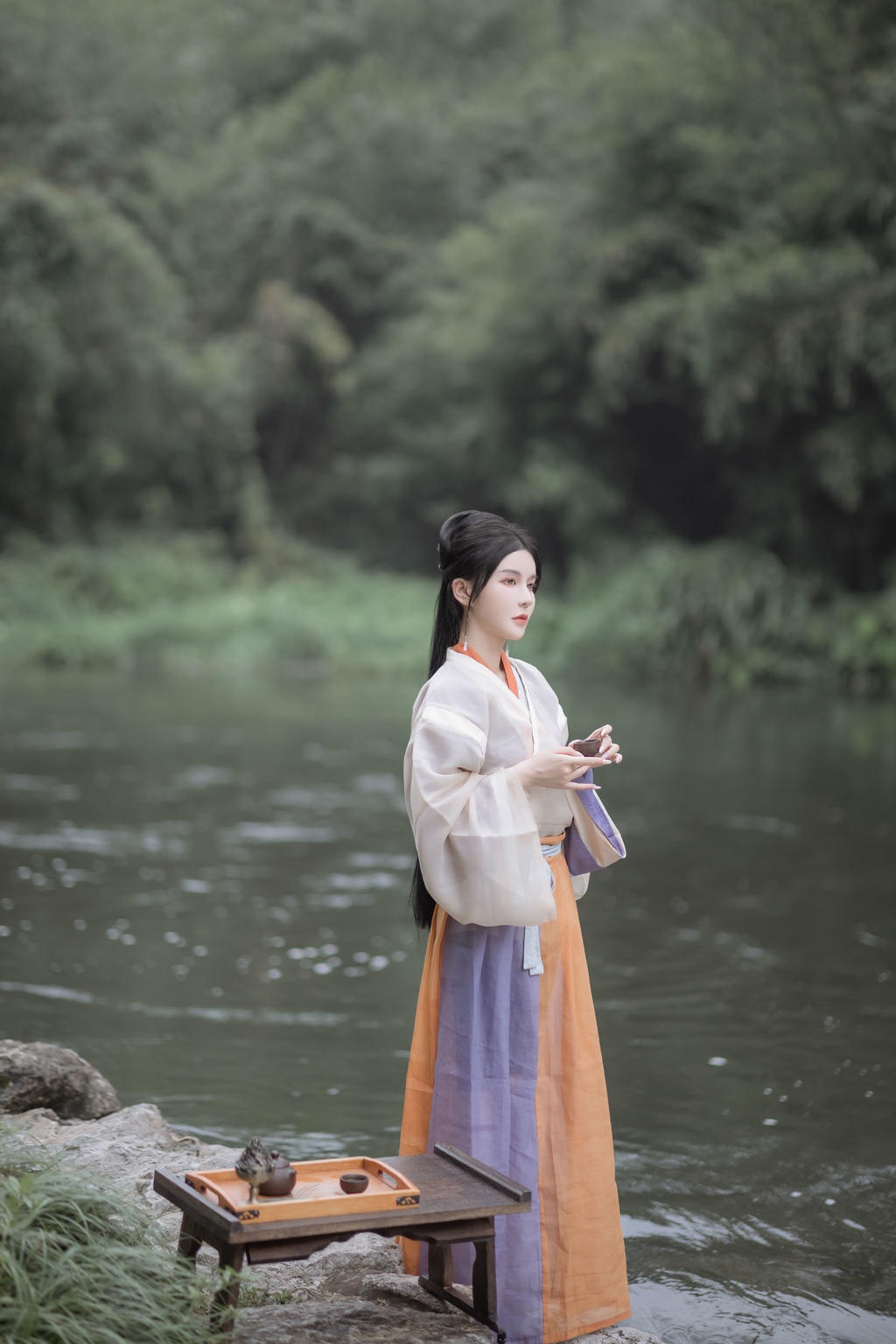 小溪边的古装美女饮茶赏景图片