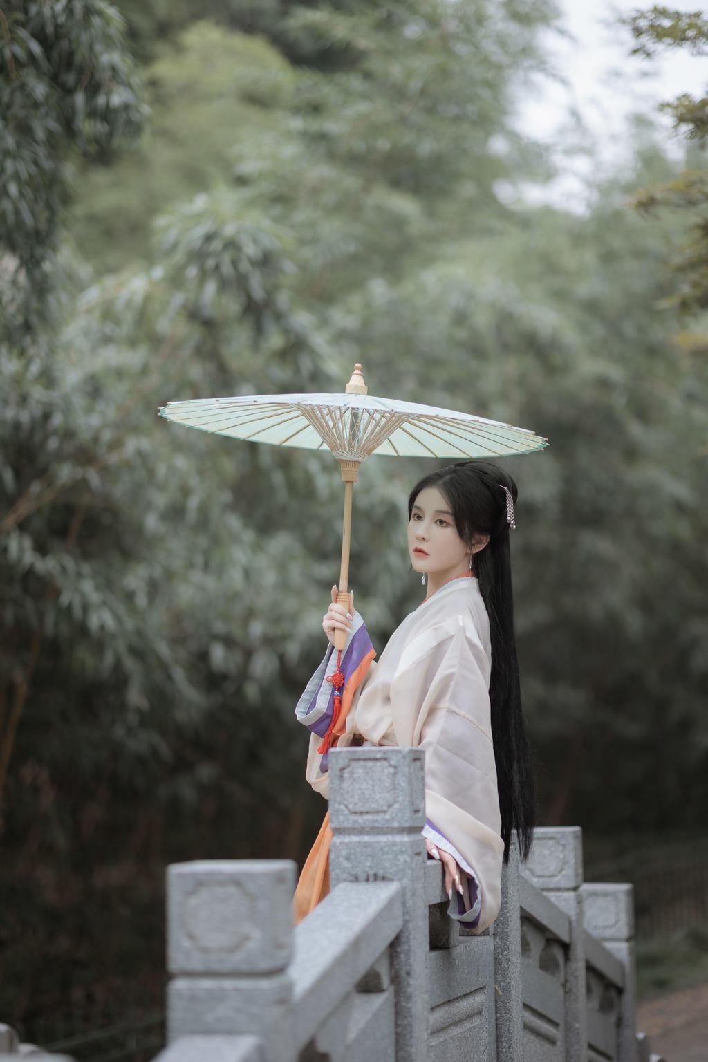 小溪边的古装美女饮茶赏景图片