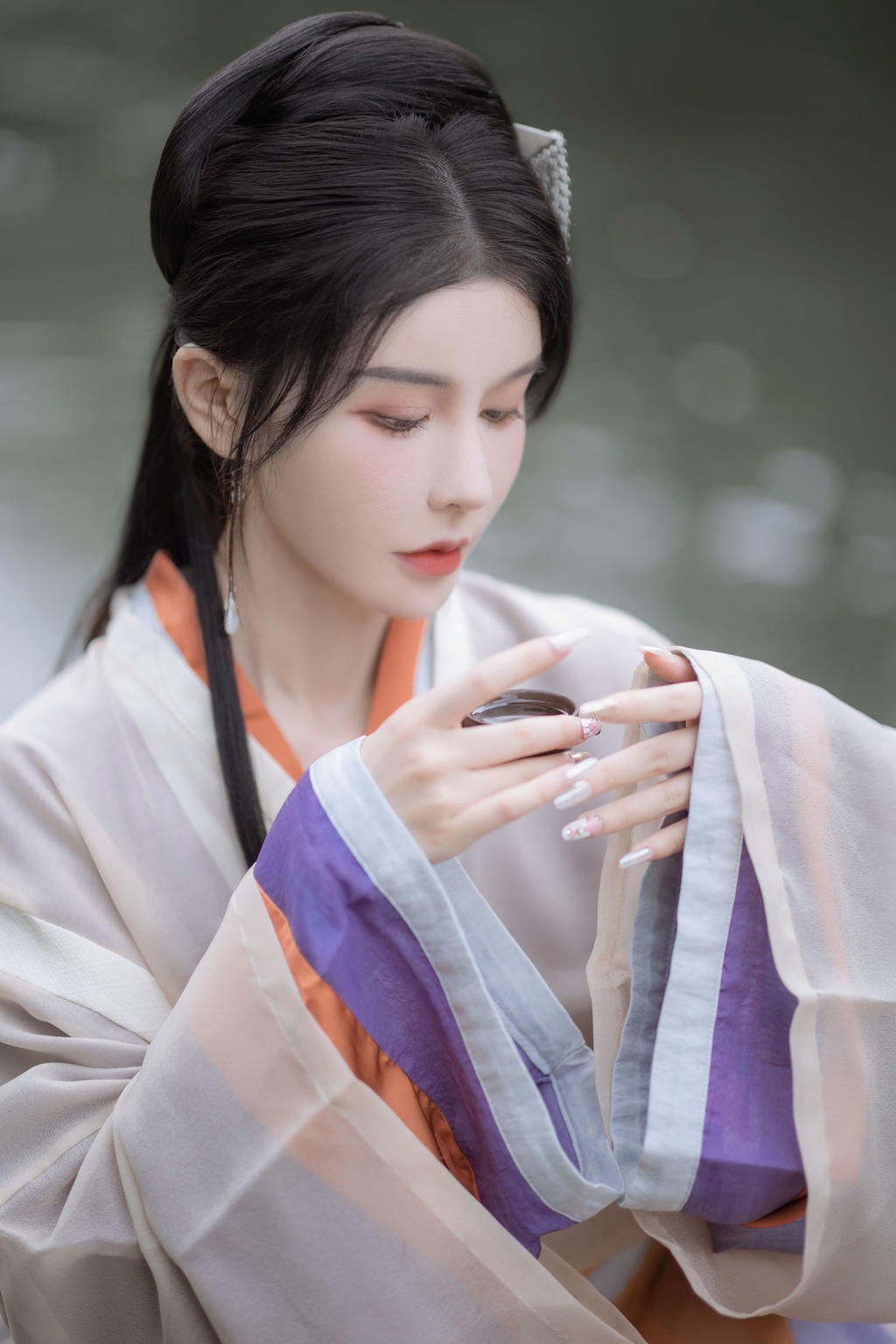 小溪边的古装美女饮茶赏景图片