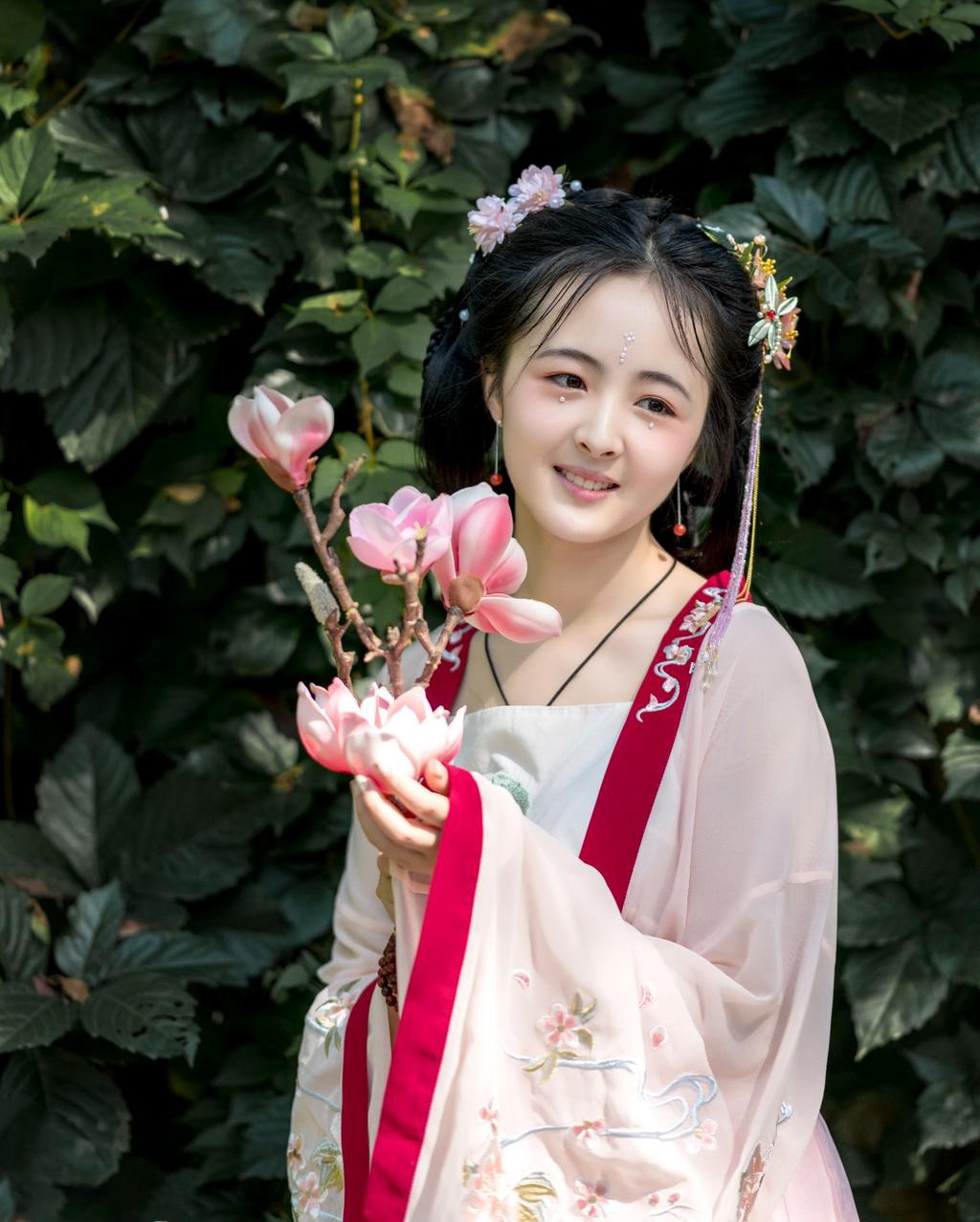 汉服少女明眸皓齿温文尔雅图片