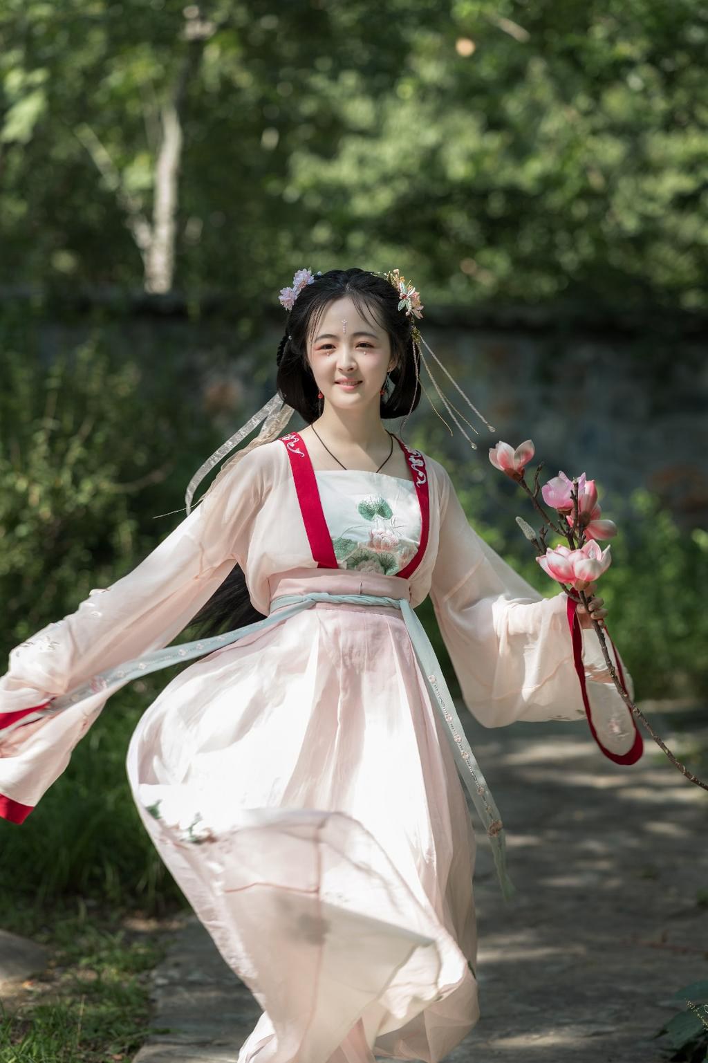 汉服少女明眸皓齿温文尔雅图片