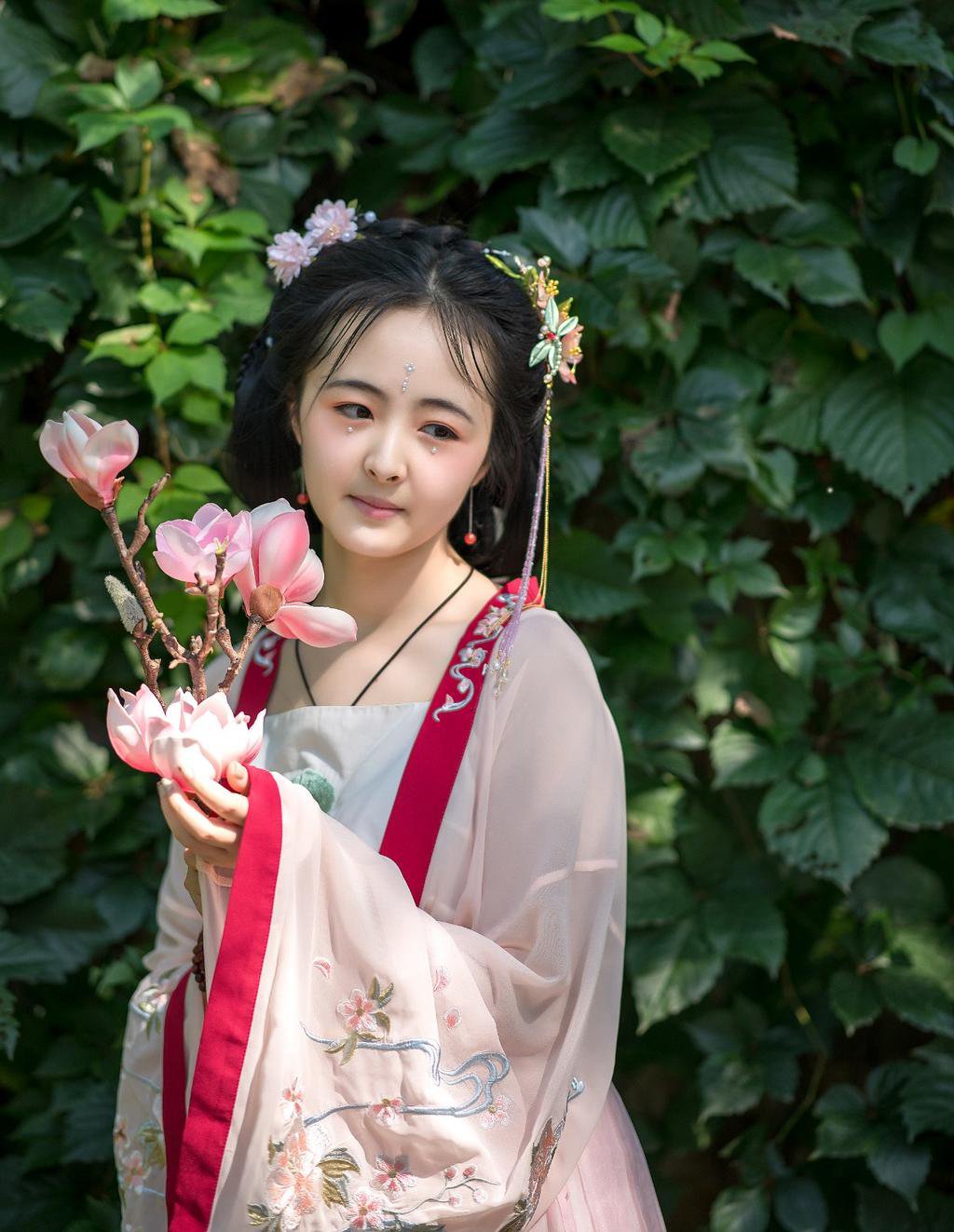 汉服少女明眸皓齿温文尔雅图片