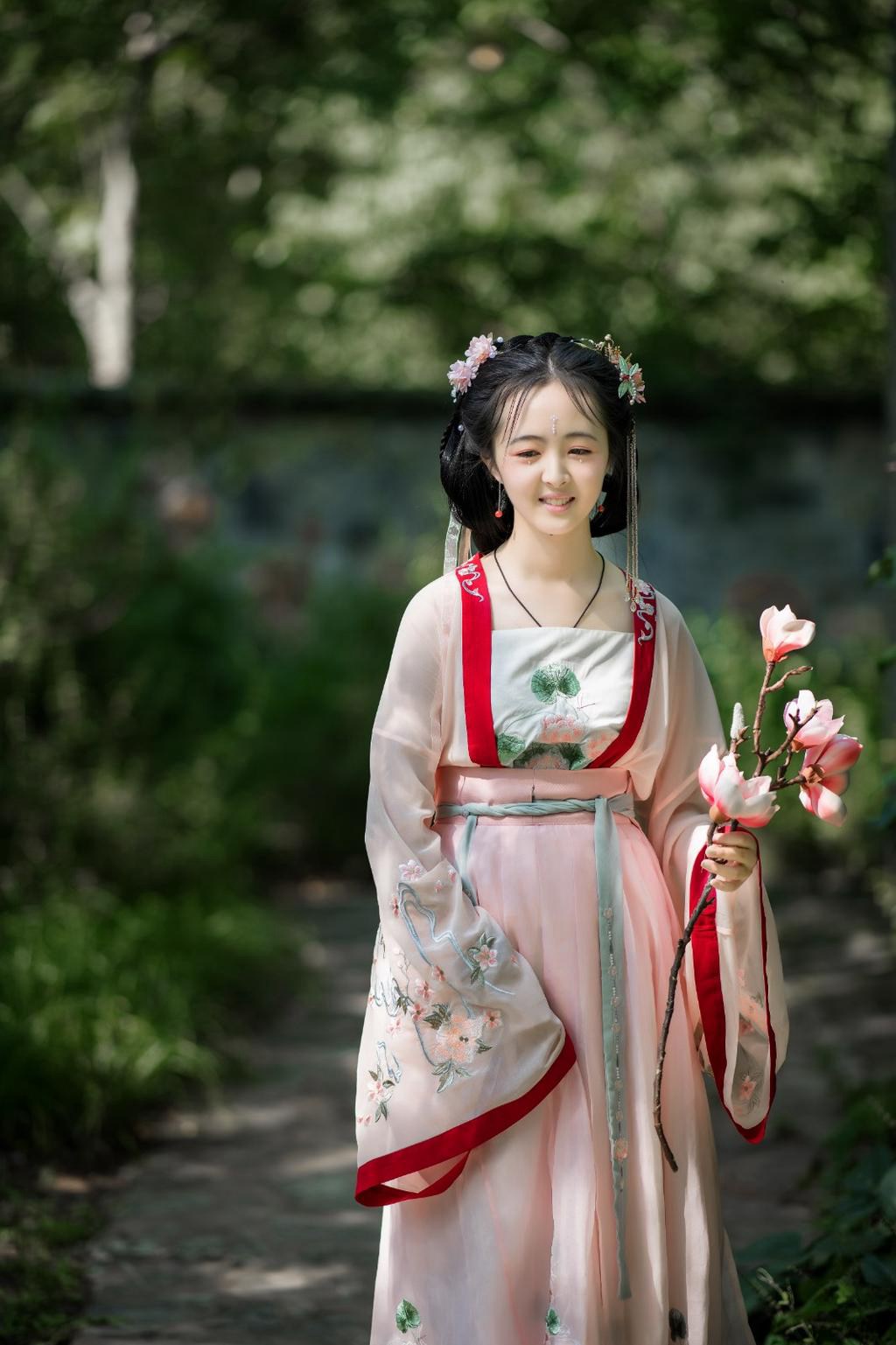 汉服少女明眸皓齿温文尔雅图片