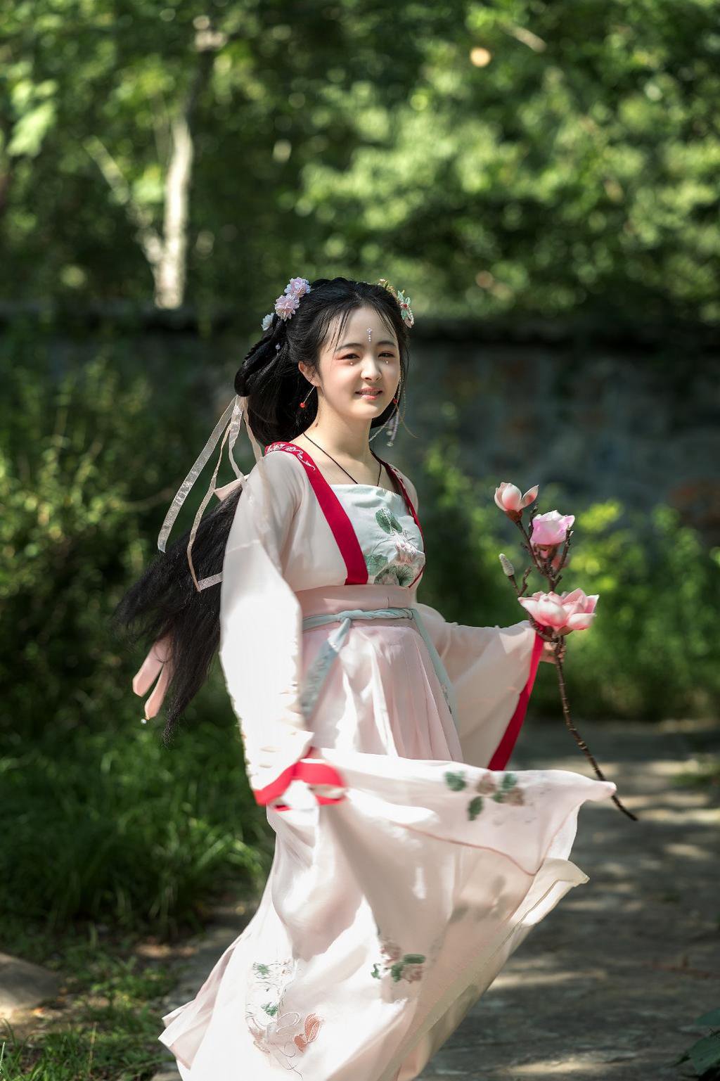 汉服少女明眸皓齿温文尔雅图片