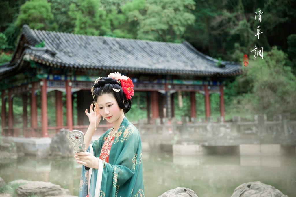 古代美女面若桃花肤若凝脂图片