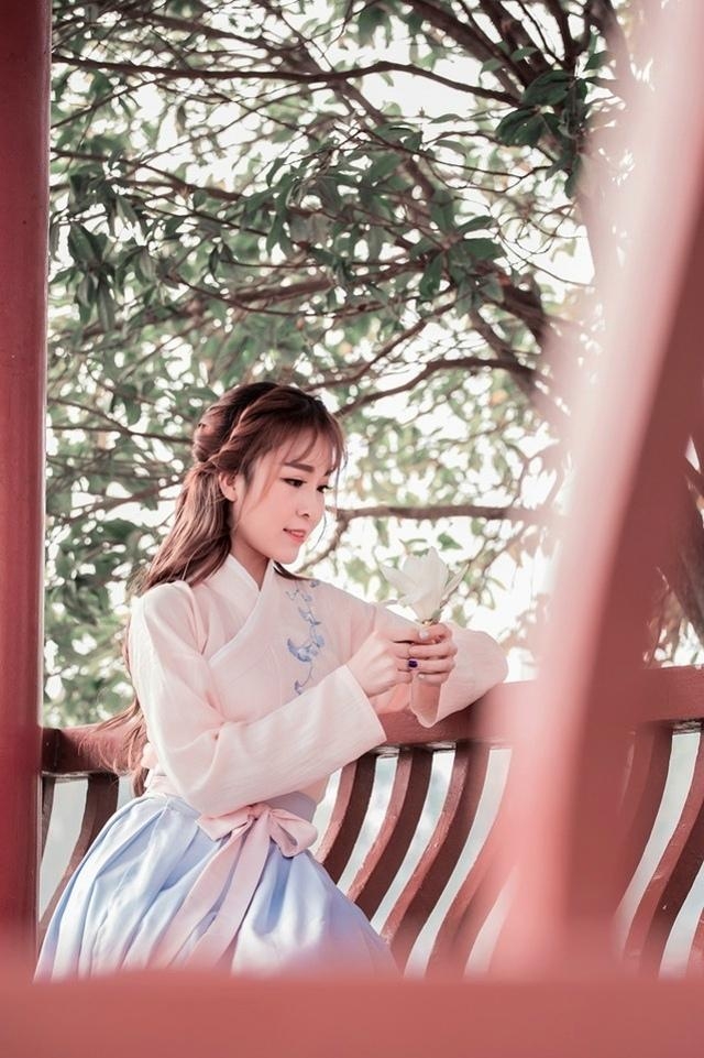 汉服美女桃花树下清新脱俗写真