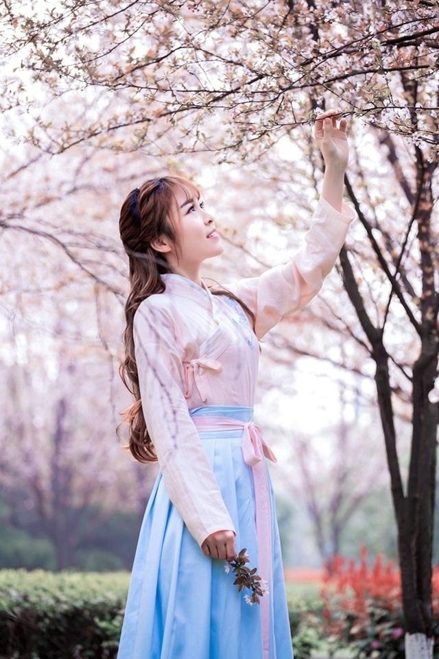 汉服美女桃花树下清新脱俗写真