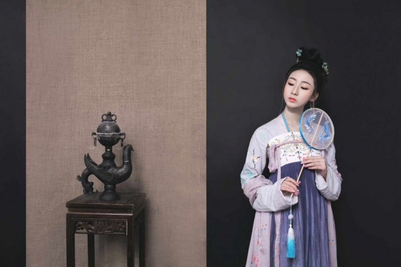 古代美女手持团扇楚楚动人图片