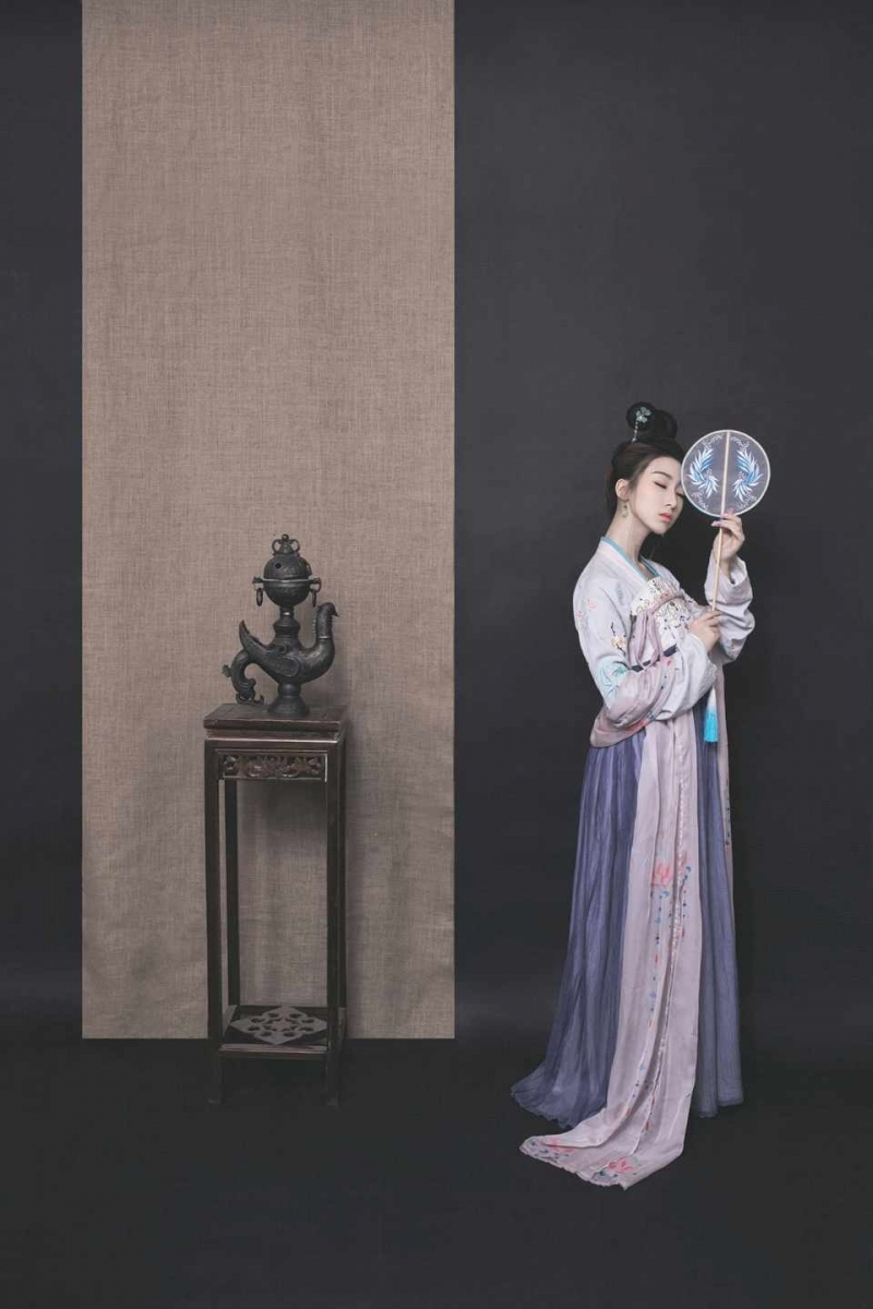 古代美女手持团扇楚楚动人图片