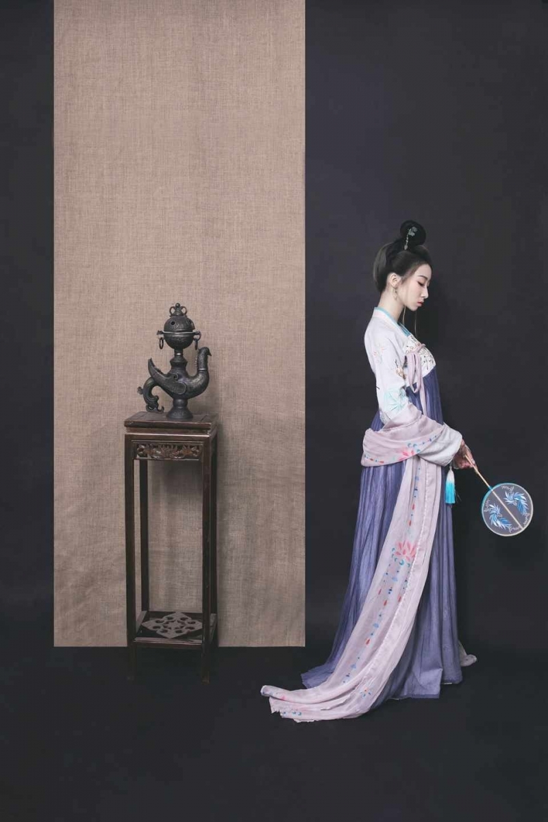 古代美女手持团扇楚楚动人图片