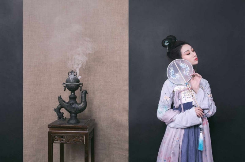 古代美女手持团扇楚楚动人图片