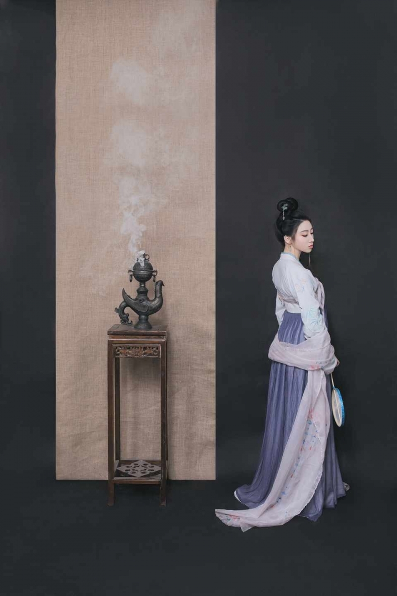 古代美女手持团扇楚楚动人图片