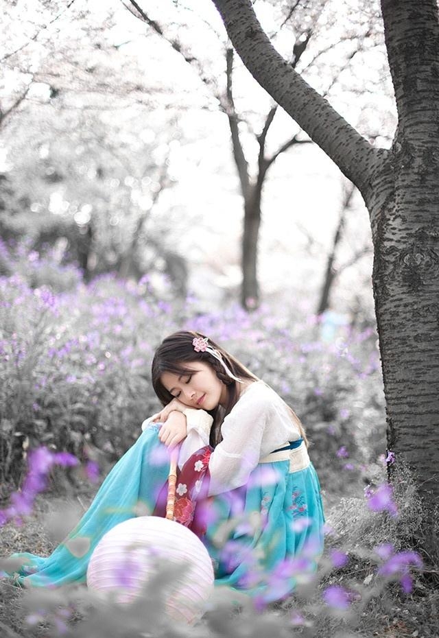 汉服少女桃花树下亭亭玉立图片