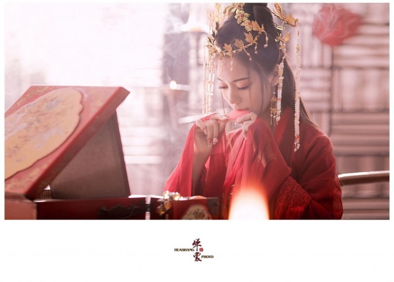 古装美女凤冠霞帔红妆素裹图片