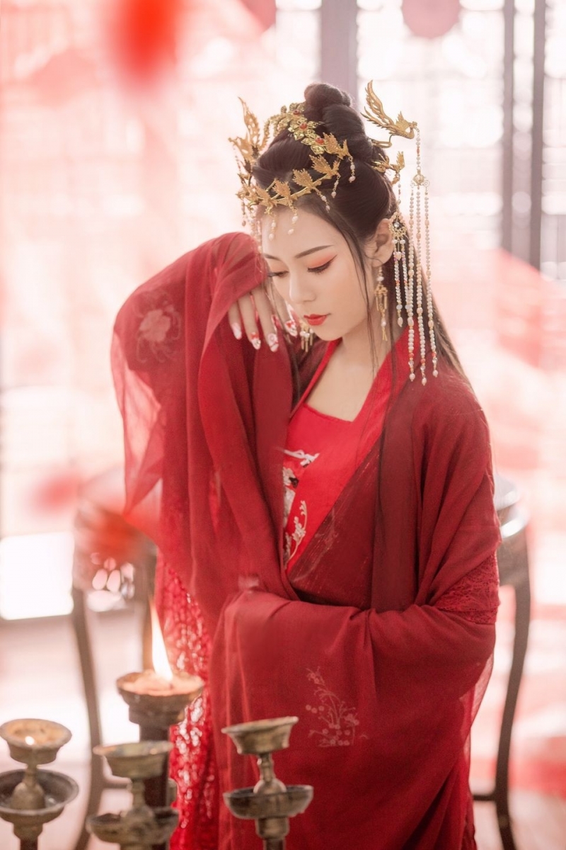 古装美女凤冠霞帔红妆素裹图片