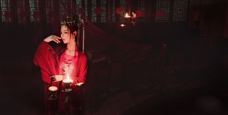 古装美女凤冠霞帔红妆素裹图片