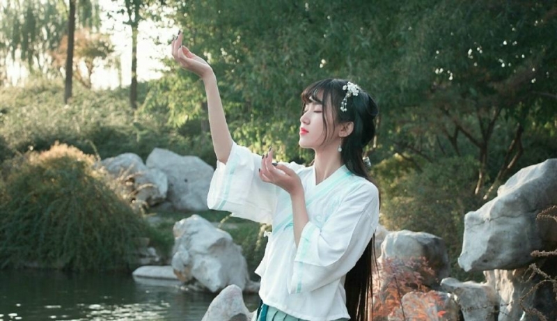 清新古装美女小姑娘湖边唯美写真