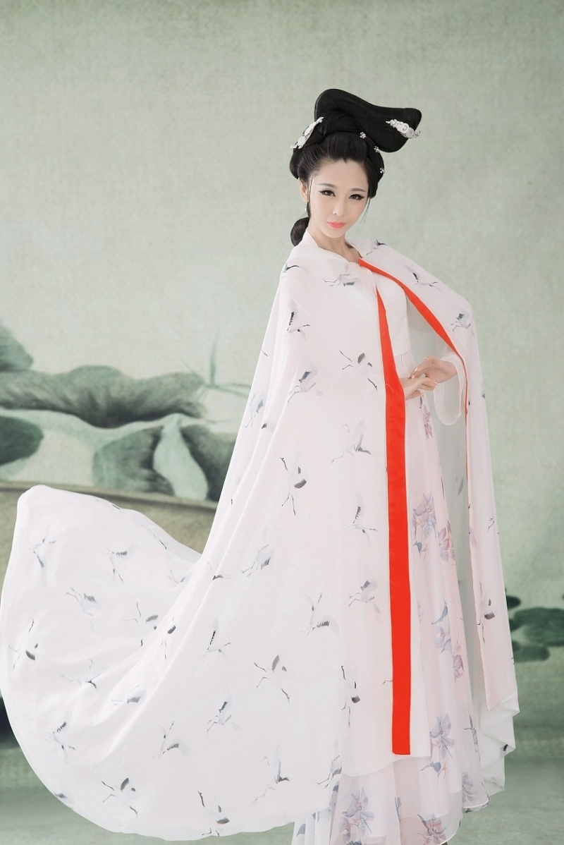 古装美女白衣飘飘仙气十足图片