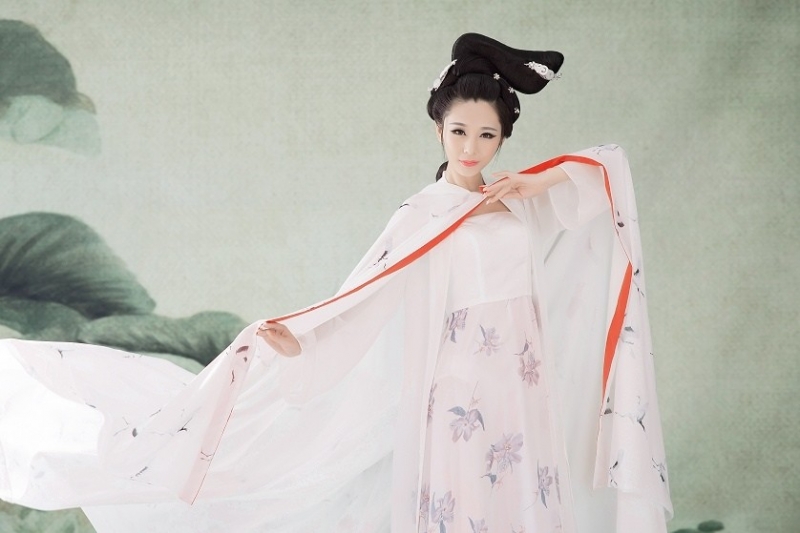 古装美女白衣飘飘仙气十足图片