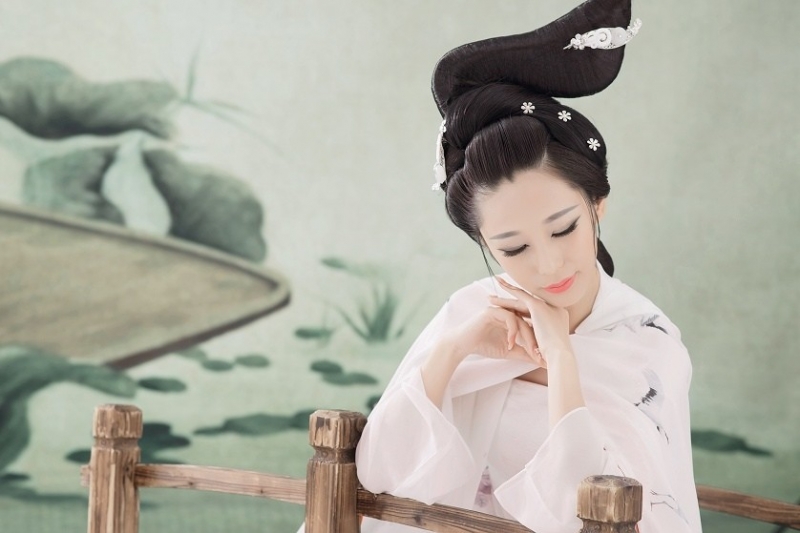 古装美女白衣飘飘仙气十足图片