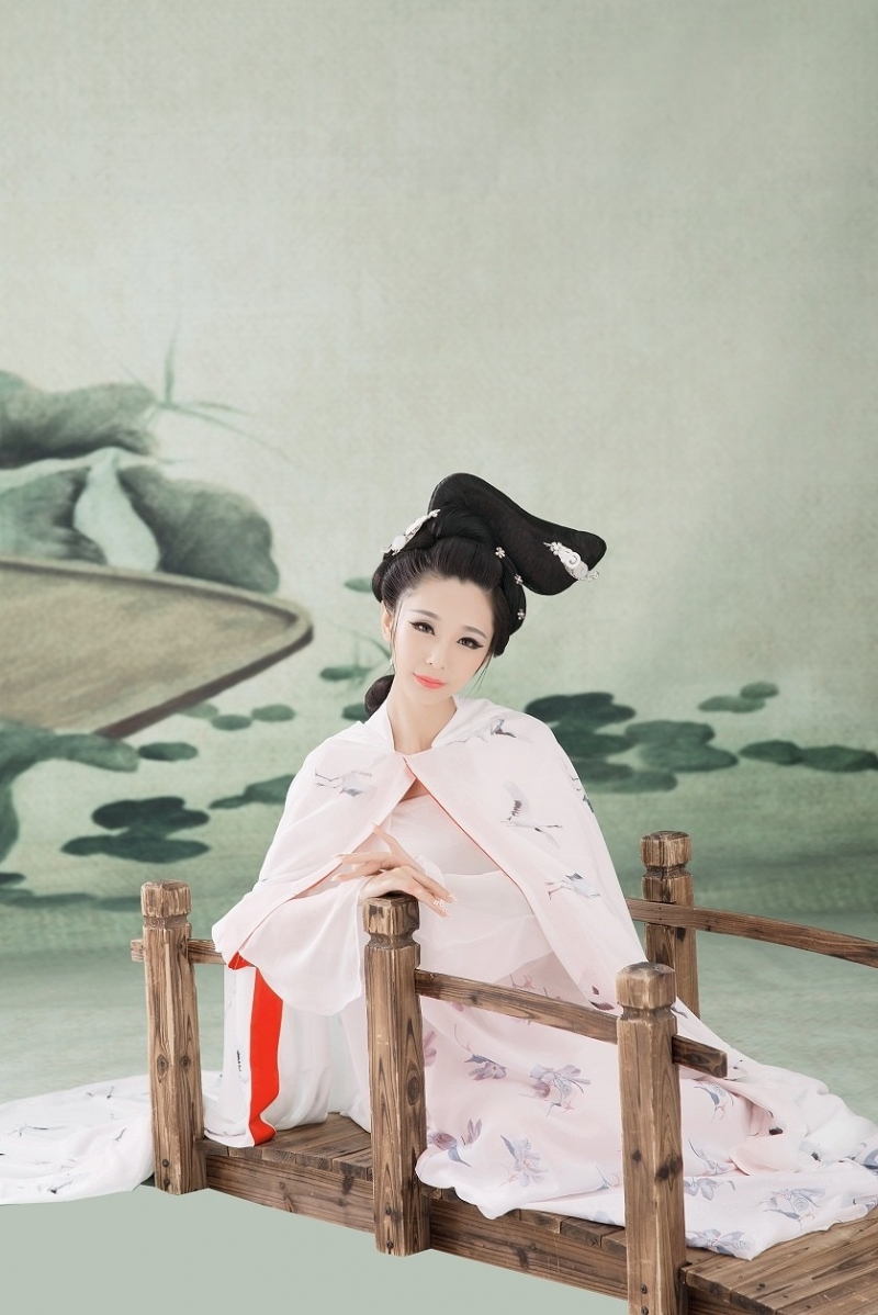 古装美女白衣飘飘仙气十足图片