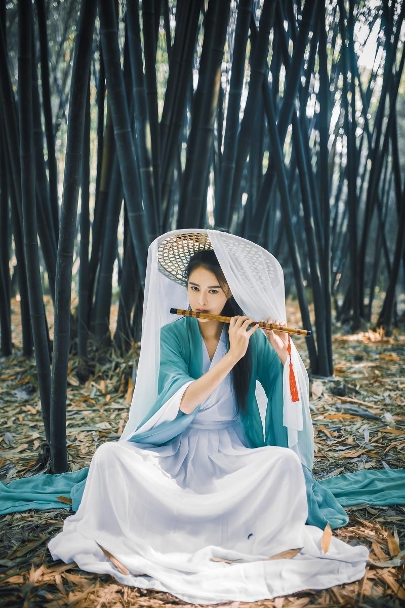 竹林里的古装美女清新淡雅图片