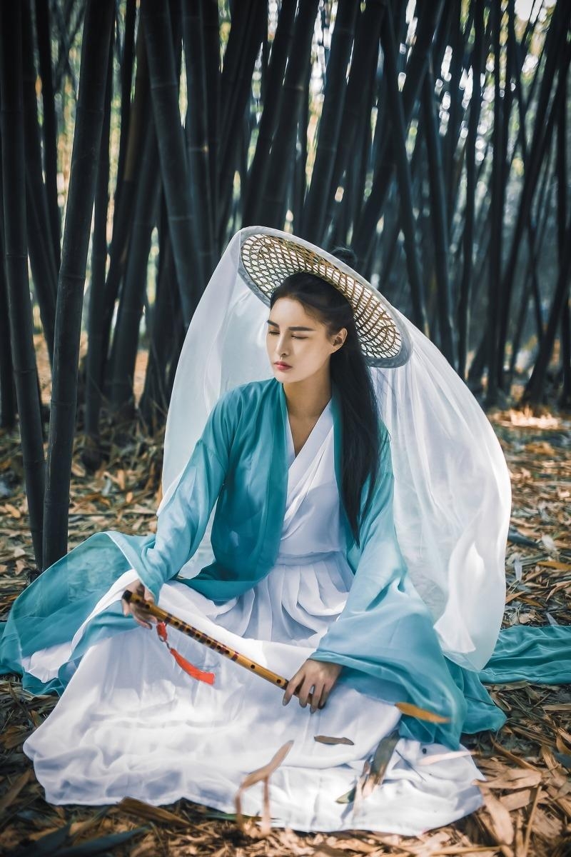 竹林里的古装美女清新淡雅图片