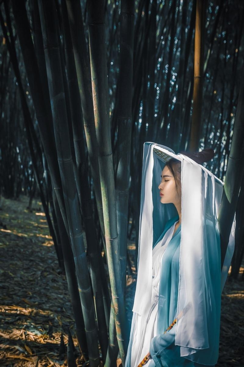 竹林里的古装美女清新淡雅图片