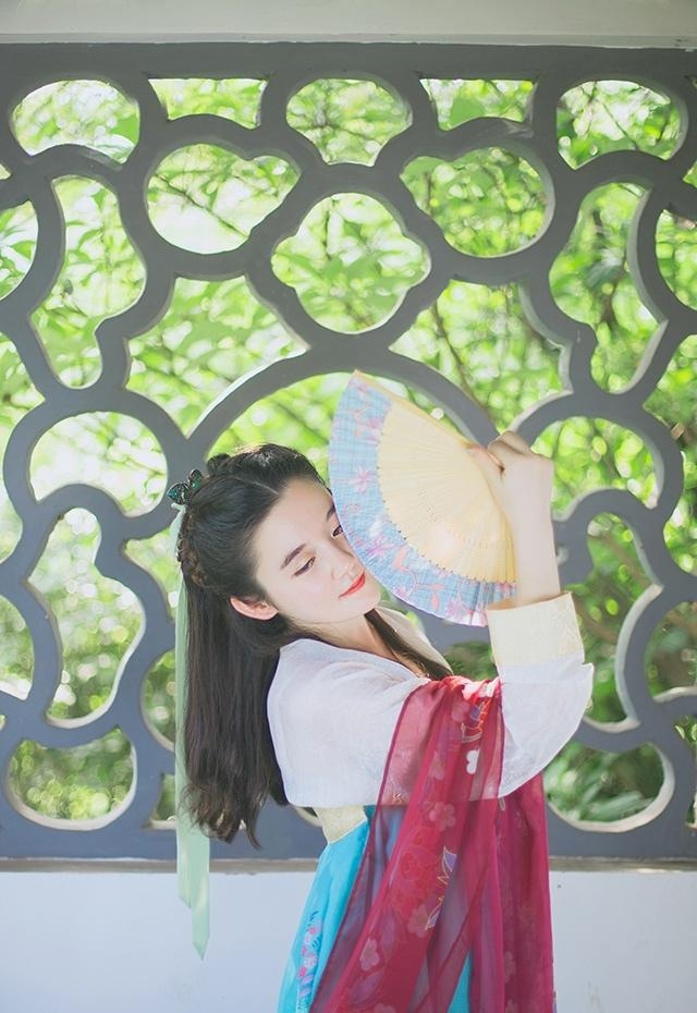 端庄典雅汉服美女精致侧颜图片