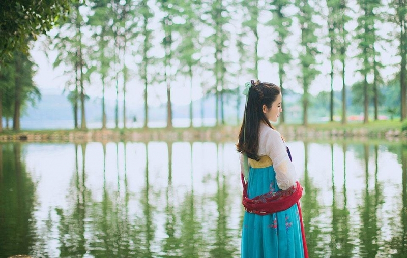 端庄典雅汉服美女精致侧颜图片