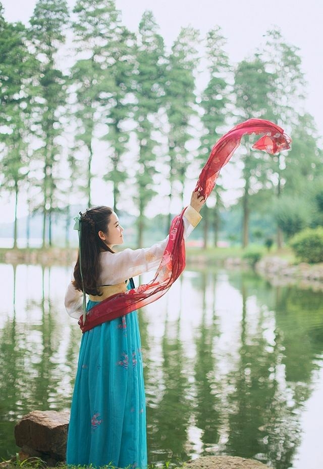 端庄典雅汉服美女精致侧颜图片