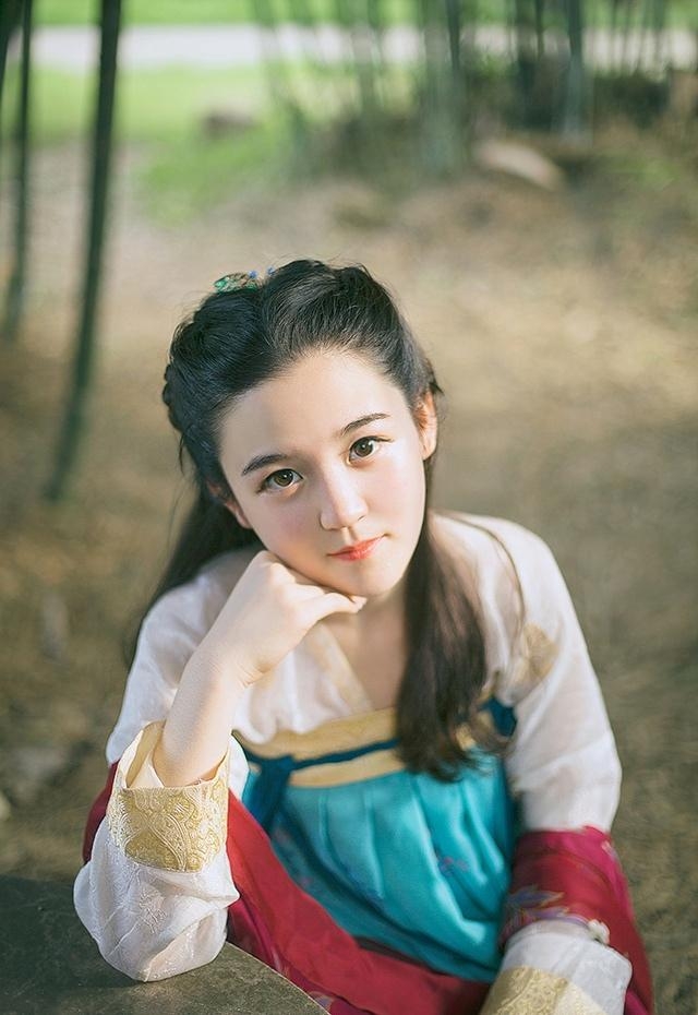 端庄典雅汉服美女精致侧颜图片
