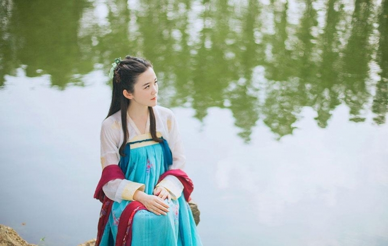 端庄典雅汉服美女精致侧颜图片