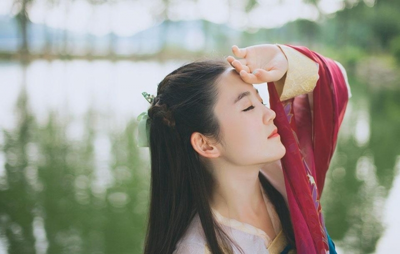 端庄典雅汉服美女精致侧颜图片