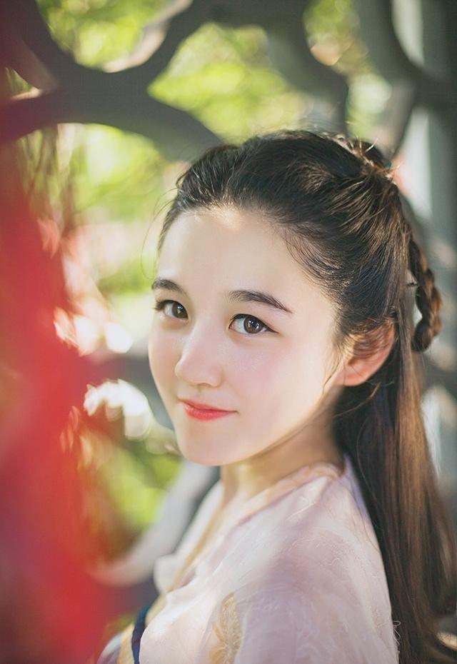 端庄典雅汉服美女精致侧颜图片