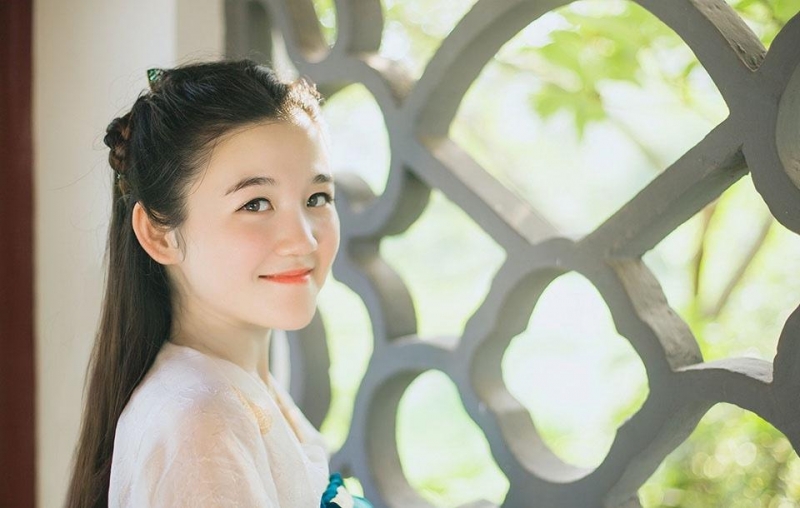 端庄典雅汉服美女精致侧颜图片