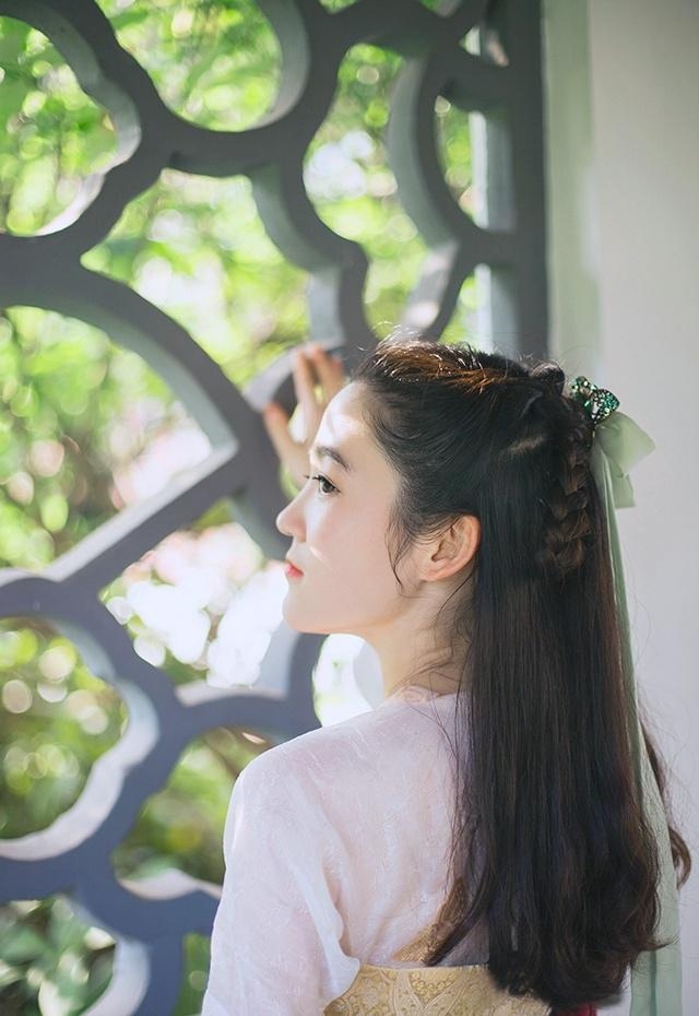 端庄典雅汉服美女精致侧颜图片